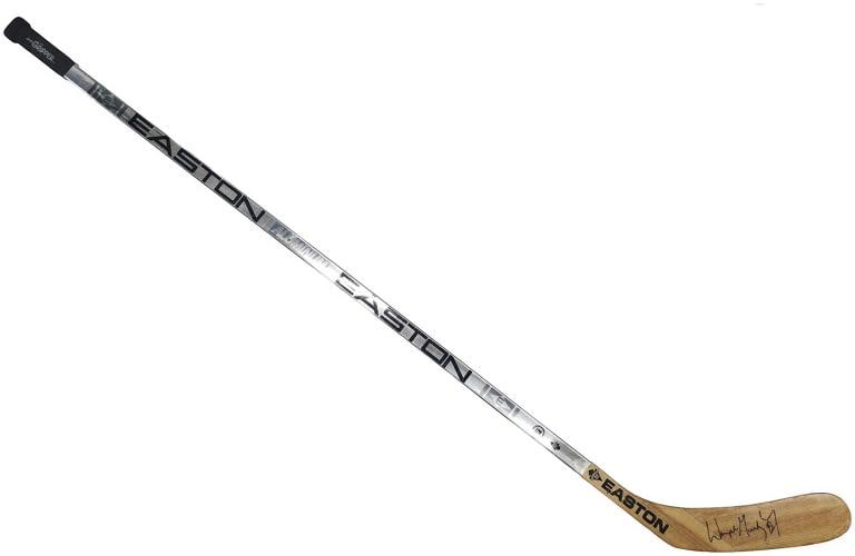 Wayne Gretzky Signed Game Used 1995-96 Easton Hockey Stick Kings Beckett: Sport: Hockey,Product: Not Specified,Object Type: Ball,Player: Wayne Gretzky,Player/Athlete: Wayne Gretzky,Team: Los Angeles Kings,Signed By: Wayne Gretzky,Autographed: Yes,Signed: Yes,Autograph
