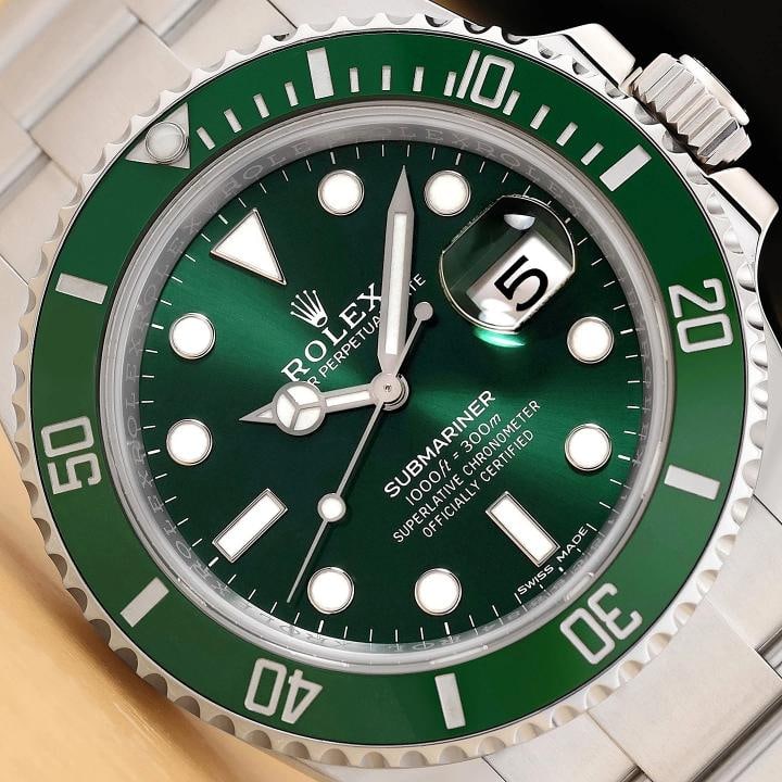 2016 CARD ROLEX MENS SUBMARINER DATE 40MM 116610LV HULK GREEN STEEL OYSTER WATCH: This is an authentic Rolex 116610LV Submariner Date "Hulk" 40mm green dial watch with rotatable ceramic green bezel, stainless steel oyster bracelet, Rolex warranty card and factory hang tag.