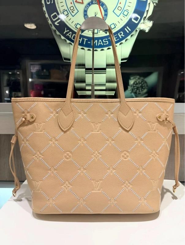Louis Vuitton Neverfull MM Monogram Empreinte Couture in Hazelnut: Condition: Pre-owned - Excellent,Brand: Louis Vuitton,Pattern: Monogram,Department: Women,Model: Louis Vuitton Neverfull MM,Exterior Color: Hazelnut,Style: Tote,Finish: Louis Vuitton Empreinte,Exterio
