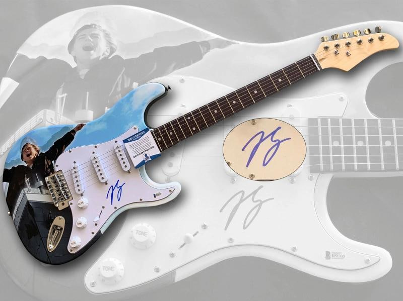 LEONARDO DICAPRIO TITANIC SIGNED FULL SIZE CUSTOM ELECTRIC GUITAR BECKETT BAS: Autograph Authentication: Beckett,Industry: Movies,Original/Reproduction: Original,Country of Origin: United States