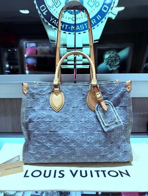 Louis Vuitton OnTheGo MM Monogram Denim Washed Gray Tote: Condition: Pre-owned - Excellent,Brand: Louis Vuitton,Accessories: Luggage Tag, Dust Bag,Pattern: Monogram,Department: Women,Size: Mm,Exterior Color: Gray,Model: Louis OnTheGo,Style: Tote,Exterior Mat