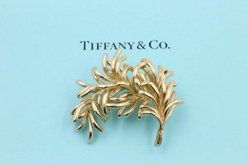 Authentic Vintage Tiffany & Co 18k Yellow Gold Leaf Pin Brooch: Condition: Pre-owned - Excellent: This item has been previously worn; however, it is in excellent condition. ... Read moreabout the conditionPre-owned - Excellent: This item has been previously worn;