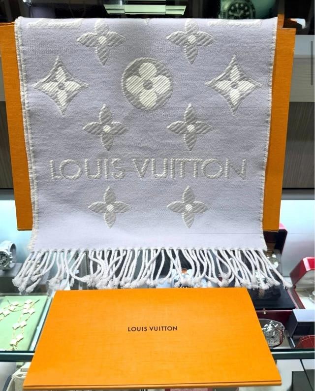 Louis Vuitton LV Essential Shine Wool Scarf Lilac, White, Shimmery Silver Unworn: Condition: New without tags,Brand: Louis Vuitton,Type: Scarf,Department: Women,Character: Silver,Color: Purple,Theme: Metal,Material: Wool Add a touch of understated elegance to your wardrobe with
