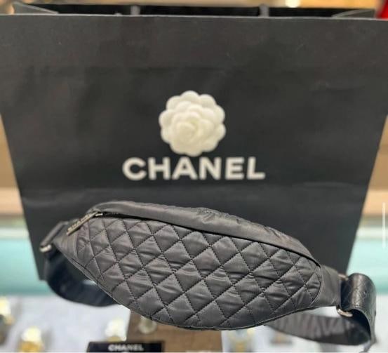 Chanel Banana Sport Fanny Pack (20 series) Runway Bag: Condition: Pre-owned - Good,Brand: CHANEL,Department: Women,Exterior Color: Black,Style: Belt Bag & Fanny Pack,Exterior Material: nylon canvas,Country of Origin: China This pre-owned Chanel Sport Fann