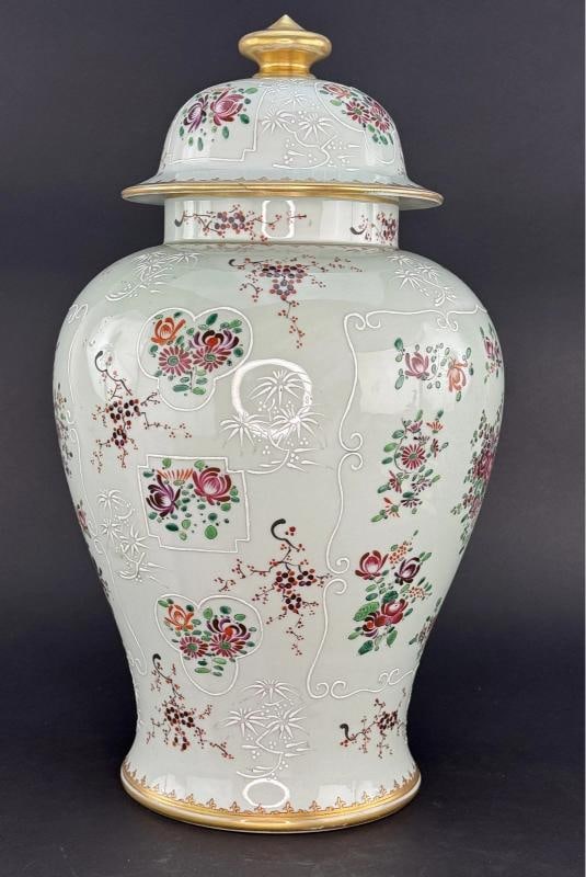 Impressive Early 1900s French Samson Pink White Lidded Urn Vase Large Size - 2