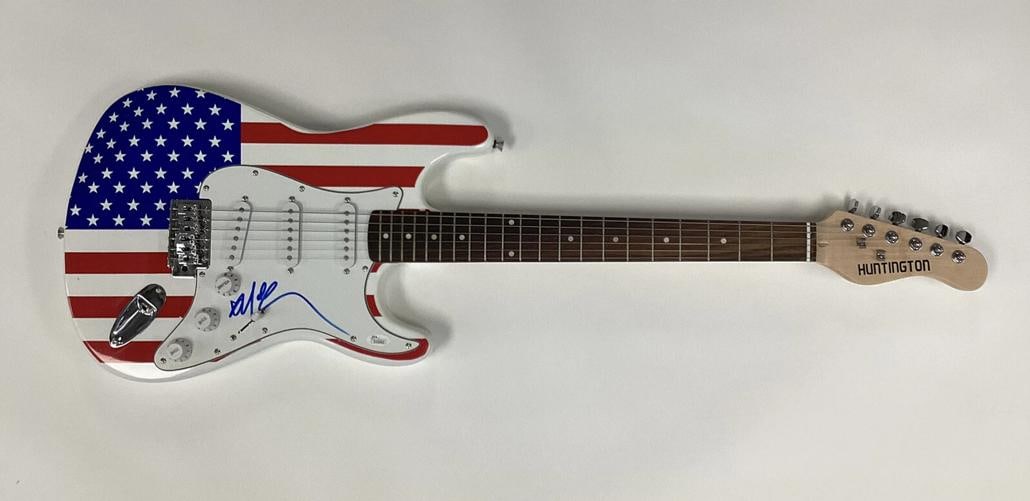 Willie Nelson Signed Guitar (JSA): Industry: Music,Artist: Willie Nelson,Brand: Huntington,Signed: Yes,Size: 39",Autograph Authentication: James Spence (JSA),Object Type: Guitar & Guitar Pick,Model: Electric (American