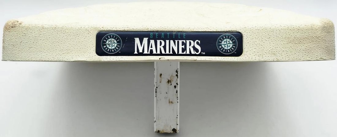 Ichiro Signed Game Used MLB 2nd Base Mariners Beckett Witness MLB Holo - 10