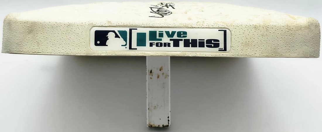Ichiro Signed Game Used MLB 2nd Base Mariners Beckett Witness MLB Holo - 8
