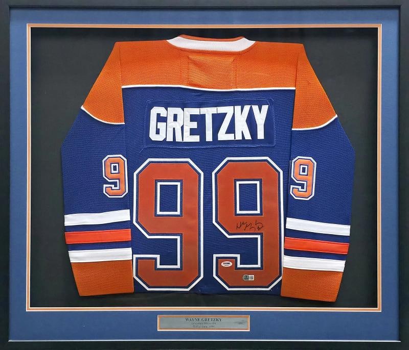 Wayne Gretzky Signed Framed Jersey Edmonton Oilers Beckett #AE16693: Sport: Hockey,Product: Jersey,Object Type: Jersey,Framed: Yes,Player: Wayne Gretzky,Player/Athlete: Wayne Gretzky,Team: Edmonton Oilers,Signed By: Wayne Gretzky,Autographed: Yes,Signed: Yes,Autograph
