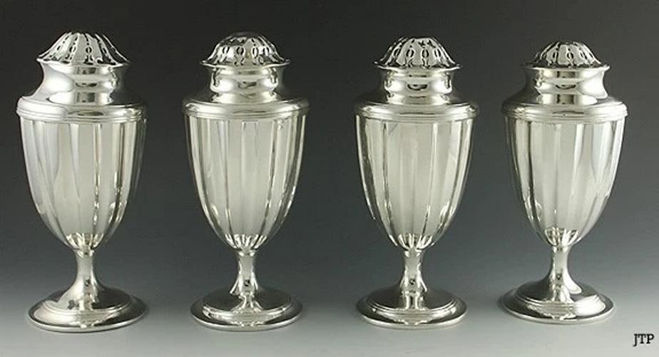 4 Sterling Silver Castors/Shakers William Comyns: Maker: William Comyns, Howard & Company,Composition: Sterling Silver,Year Made: 1908,1912,Country of Origin: United Kingdom 4 Sterling Silver Castors/Shakers William Comyns Presented is a great set