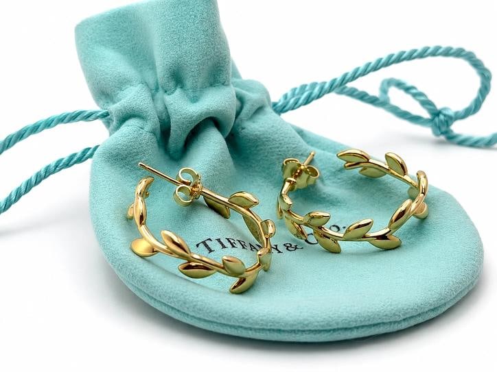 Tiffany & Co. Paloma Picasso Olive Leaf Hoop Earrings 18K Yellow Gold: Condition: Pre-owned - Excellent: This item has been previously worn; however, it is in excellent condition. ... Read moreabout the conditionPre-owned - Excellent: This item has been previously worn;