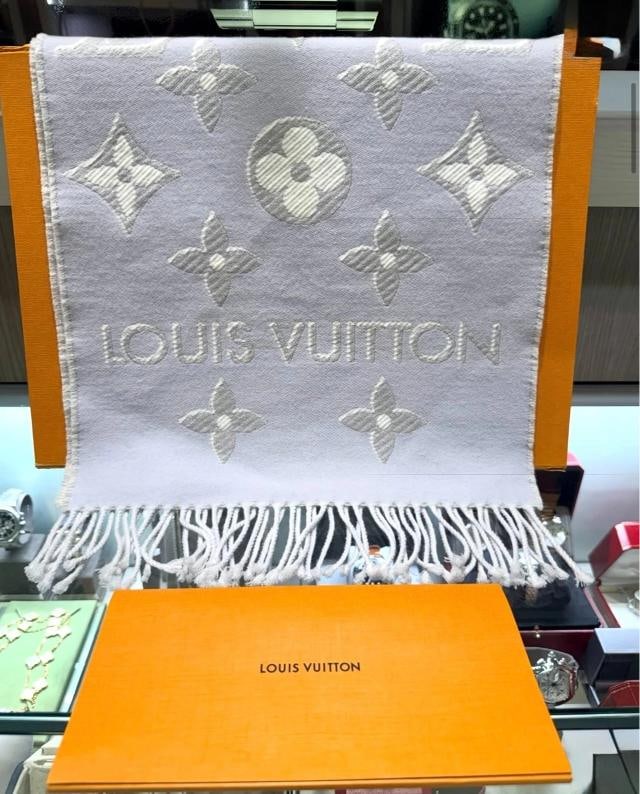 Louis Vuitton LV Essential Shine Wool Scarf Lilac, White, Shimmery Silver Unworn: Condition: New without tags,Brand: Louis Vuitton,Type: Scarf,Department: Women,Character: Silver,Color: Purple,Theme: Metal,Material: Wool Add a touch of understated elegance to your wardrobe with the