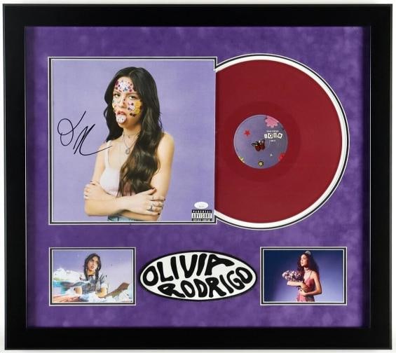 OLIVIA RODRIGO Signed Vinyl Record Display JSA COA SOUR UK FRUIT PUNCH VINYL: Industry: Music,Signed: Yes,Autograph Authentication: James Spence (JSA),Object Type: Record,Original/Reproduction: Original,Country of Origin: United States Signer: Olivia Rodrigo Item Type: UK Exclu