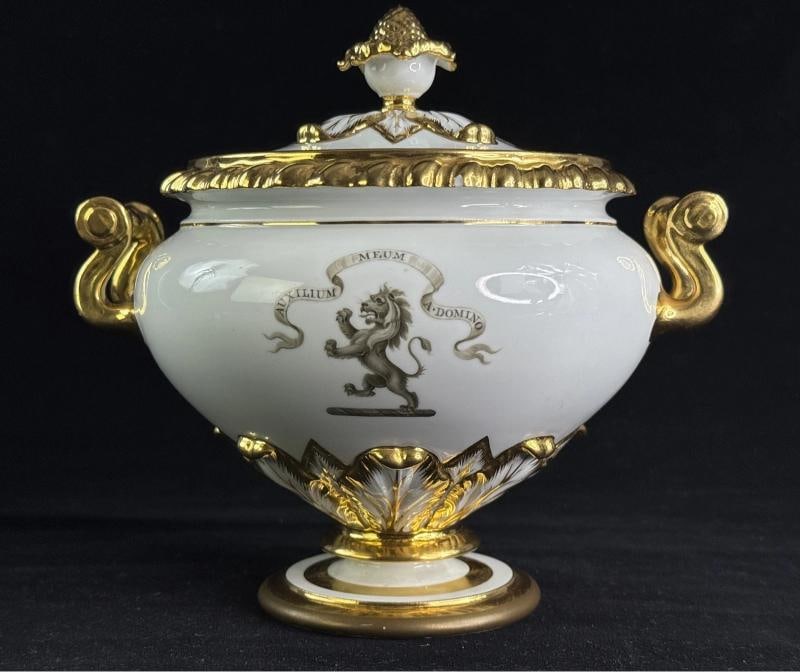 Antique Flight Barr and Barr English Porcelain Armorial Sauce Tureen c1820 -1830: The piece measures 6 3/4 inches tall to the top of the finial, and 6 7/8 inches over the handles. . Condition: Used: An item that has been used previously. The item may have some signs of cosmetic wea