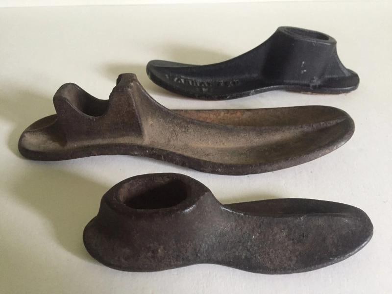ANTIQUE EARLY 1800'S CAST IRON INDUSTRIAL SHOEMAKERS FORMS - SET OF 3: MEASURE 2" W X 6" D X 1 1/2" H ( SMALL ) 2 3/4" W X 8" D X 2" H ( MEDIUM ) 3" W X 9 3/4" D X 2" H ( LARGE ).. Region of Origin: US-Northeast,Size Type/Largest Dimension: Small (Up to 14in.),Style: IND