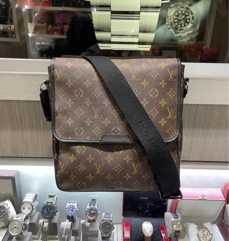 Louis Vuitton Bass MM Mens Messenger Bag Monogram Macassar (2010): Condition: Pre-owned - Good,Brand: Louis Vuitton,Department: Women,Exterior Color: Brown,Style: Crossbody,Exterior Material: Monogram coated canvas with calf leather trim,Country of Origin: France Fro