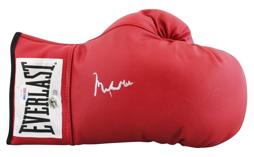 Muhammad Ali Authentic Signed Red Everlast Boxing Glove Autographed BAS #AE13639: Player: Muhammad Ali,Sport: Boxing,Product: Glove,Original/Reprint: Original,Autograph Authentication: Beckett,PRODUCT_COA: Beckett,PRODUCT_SIGNED_BY_NAME: Muhammad Ali,Country of Origin: United State