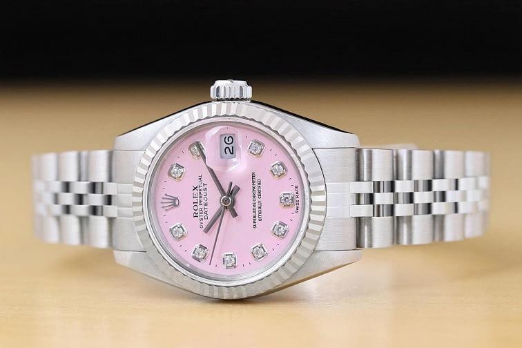 ROLEX LADIES DATEJUST 69174 PINK DIAMOND DIAL 18K WHITE GOLD STEEL JUBILEE WATCH: This is an authentic Rolex Datejust 69174 watch with custom stainless steel jubilee bracelet, Rolex dial Ref. with added diamond markers, and Rolex 18K white gold fluted bezel. Descriptions: Brand: Ro
