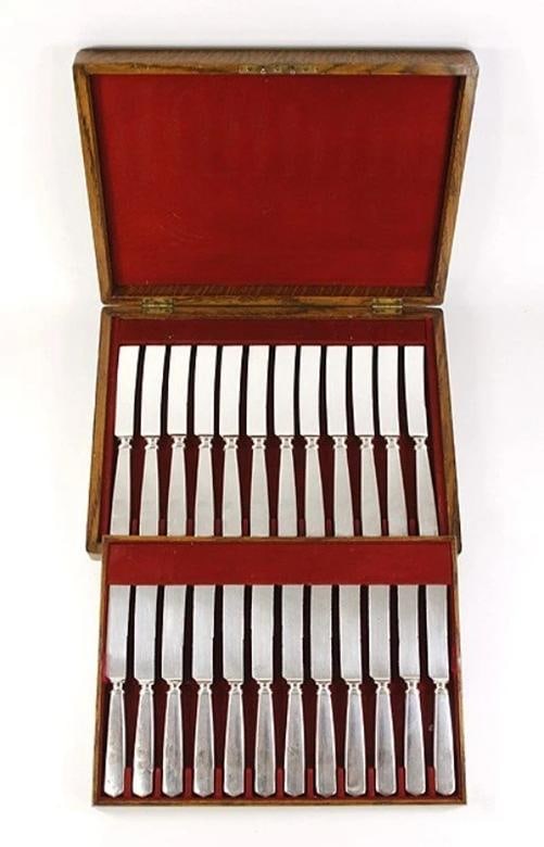 24 International Berkeley Colonial Sterling Silver Knives in Fitted Box: Pattern: Berkeley,Brand: International Silver,Type: Flatware - Knives,Composition: Sterling Silver,Maker: International Silver,Country of Origin: United States Presented is a fine set of 24 sterling s