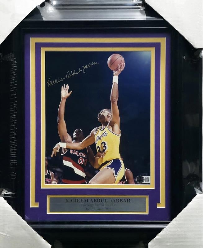 Kareem Abdul Jabbar Signed Framed 8x10 Photo Beckett: Sport: Basketball,Product: Photo,Object Type: Photograph,Player: Kareem Abdul-Jabbar,Team: Los Angeles Lakers,Signed By: Kareem Abdul-Jabbar,Autographed: Yes,Signed: Yes,Autograph Authentication: Beck