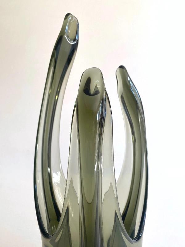 VINTAGE MID CENTURY MODERNIST SMOKE GRAY ART GLASS SCULPTURAL 3 POINT FLAME VASE - 10