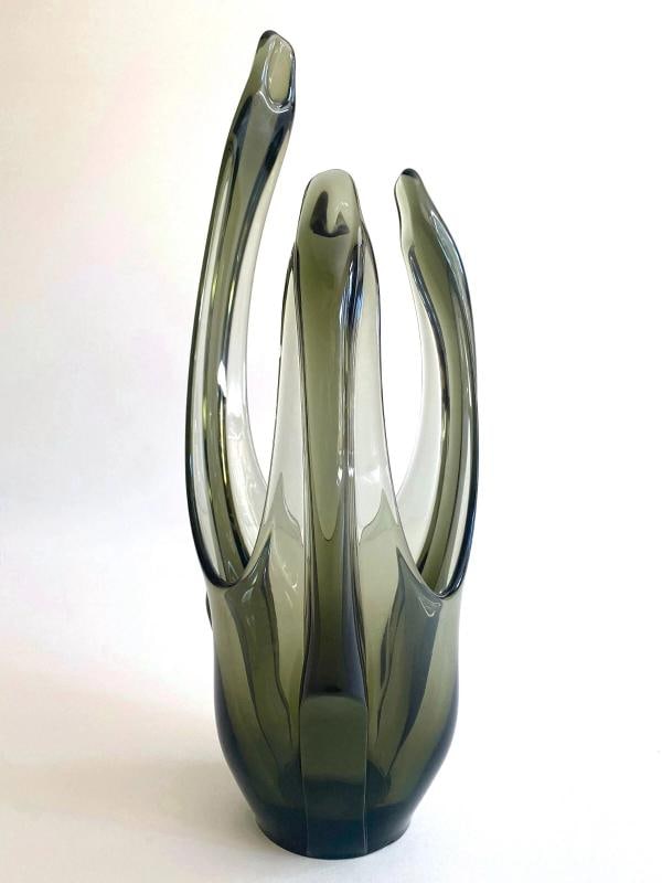 VINTAGE MID CENTURY MODERNIST SMOKE GRAY ART GLASS SCULPTURAL 3 POINT FLAME VASE - 2