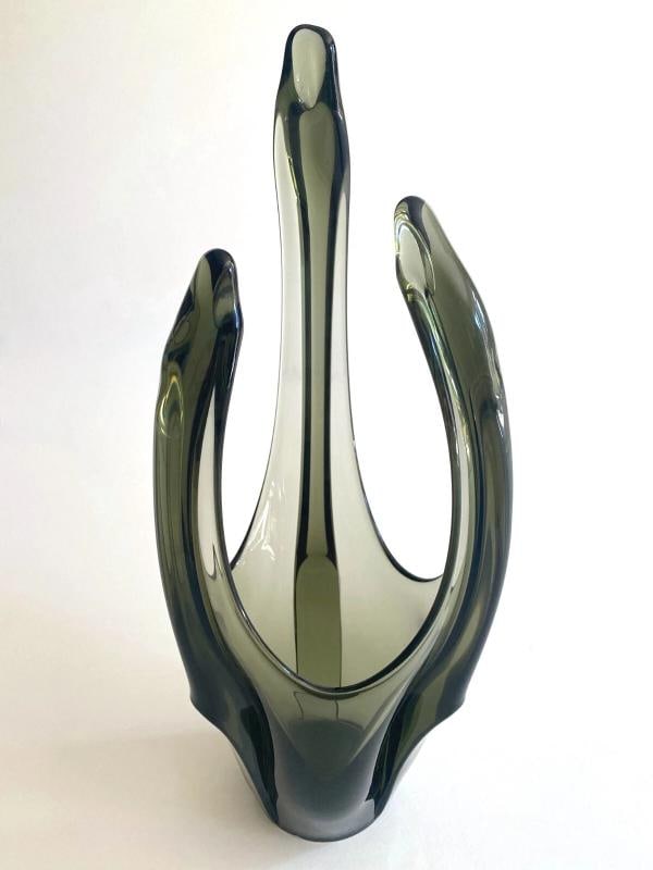 VINTAGE MID CENTURY MODERNIST SMOKE GRAY ART GLASS SCULPTURAL 3 POINT FLAME VASE - 7