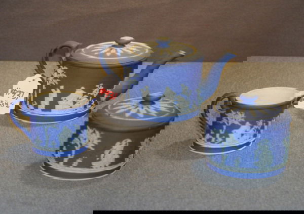 WEDGWOOD 3 PC TEA SET. DARK BLUE AND WHITE, DECO: WEDGWOOD 3 PC TEA SET. DARK BLUE AND WHITE, DECORATED WITH CLASSICAL FEMALE FIGURES, TREES, AND FERN LEAVES. TEAPOT 4 " HIGH