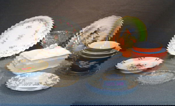 LOT OF MISC INCL PYREX MIXING BOWLS, FLORAL DECOR: LOT OF MISC INCL PYREX MIXING BOWLS, FLORAL DECORATED PLATES AND PLATTER, ETC.