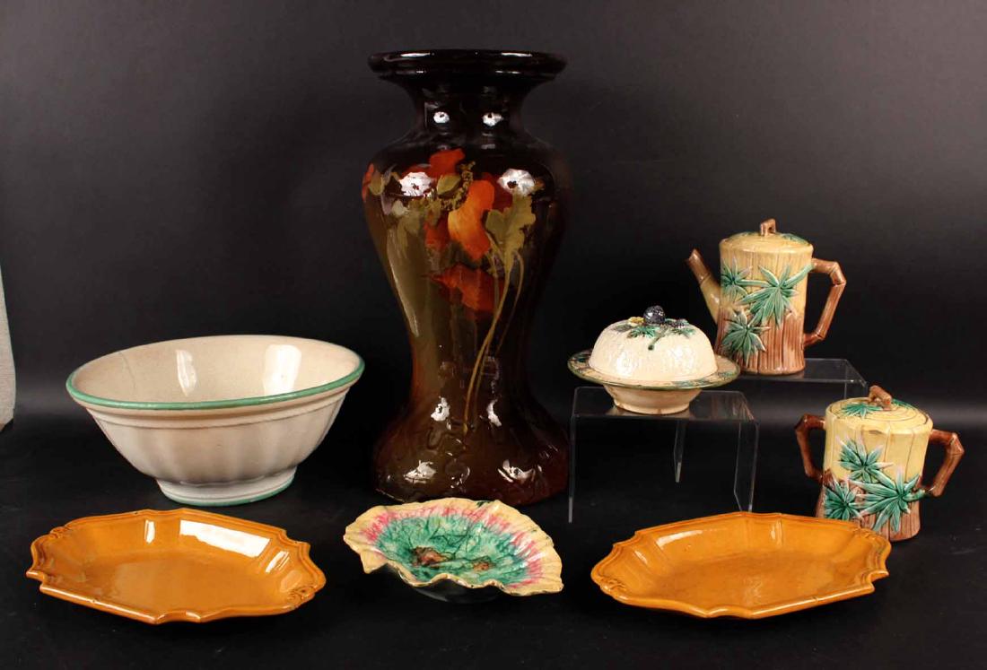 GROUP OF PORCELAIN AND CERAMIC TABLE ARTICLES (1 of 10)