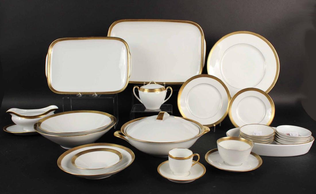 Hutschenreuther Porcelain Dinner Service: Comprising thirteen dinner plates, fifteen luncheon plates,fourteen soup bowls, thirteen dessert plates, fourteen fruit bowls, fourteen cups and sixteen saucers, ten demi-tasse cups and eleven saucers