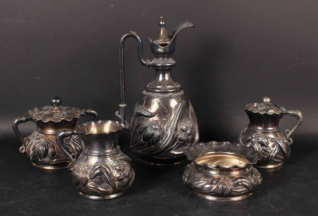 FIVE WILCOX SILVERPLATED TABLE ARTICLES (1 of 8)