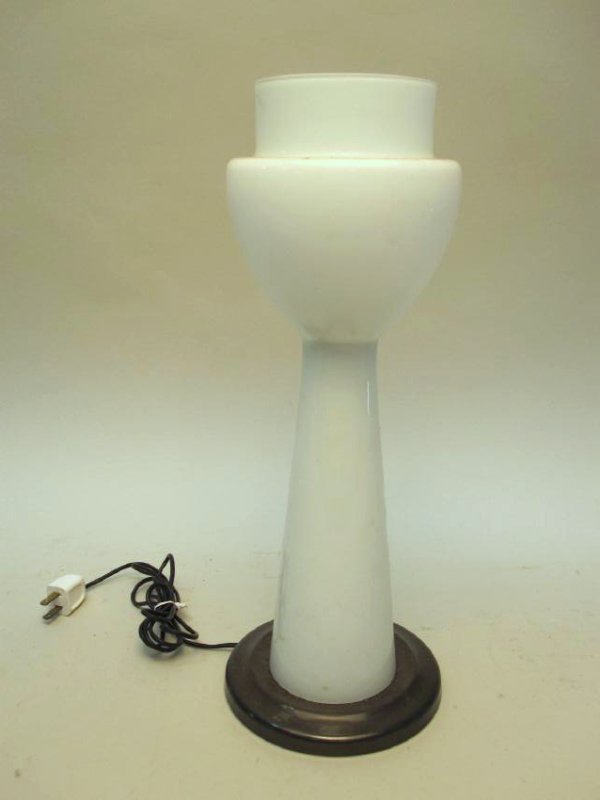MID CENTURY MILK GLASS TABLE LAMP (1 of 2)