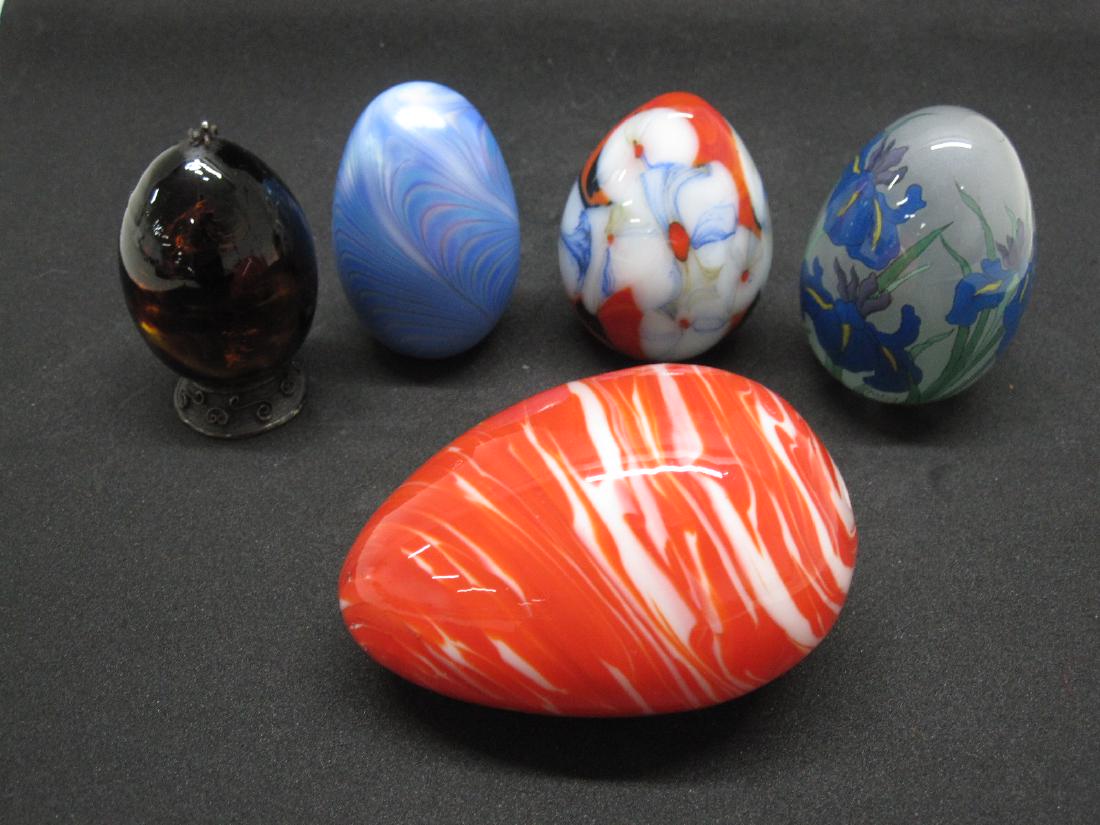 GROUP OF FIVE ASSORTED GLASS EGGS (1 of 5)