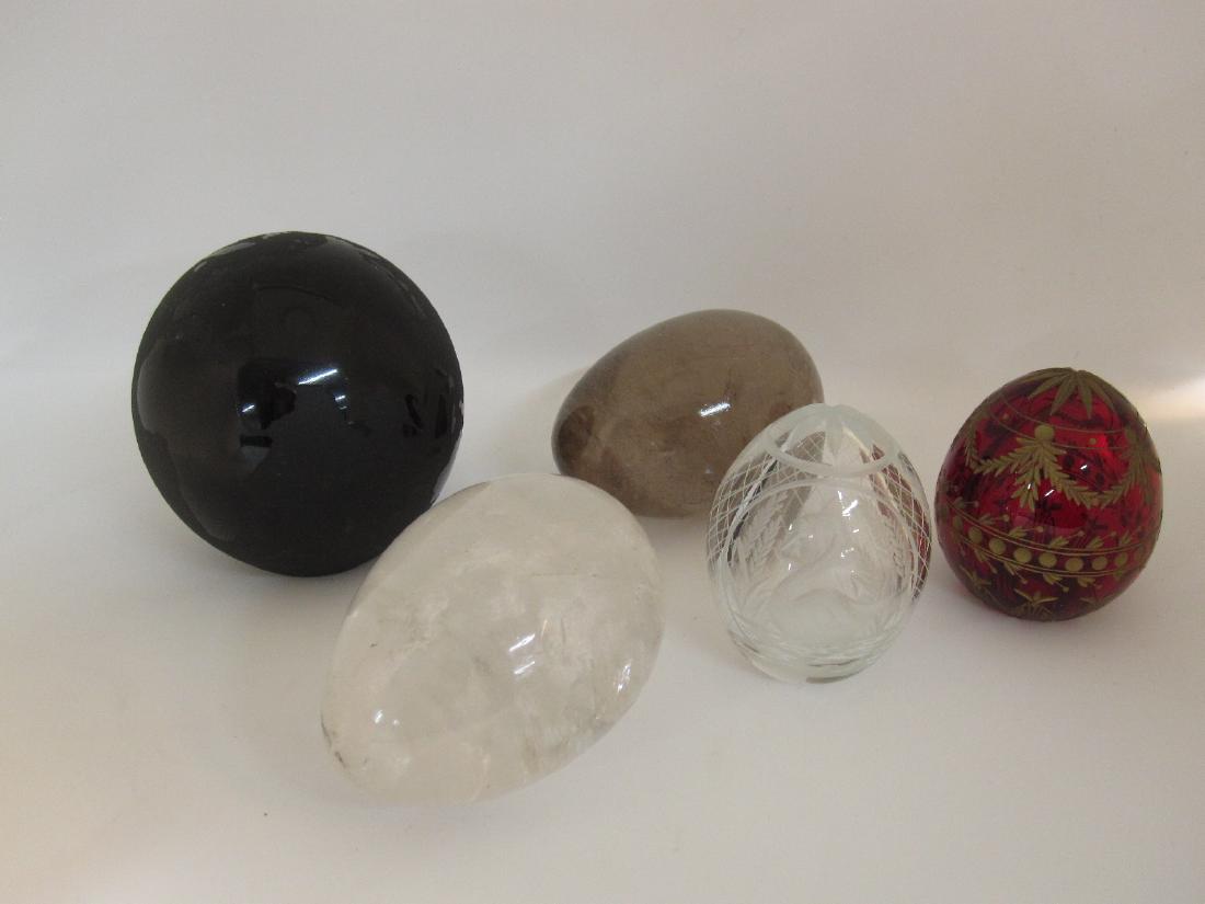 GROUP OF FIVE ASSORTED GLASS EGGS (1 of 5)