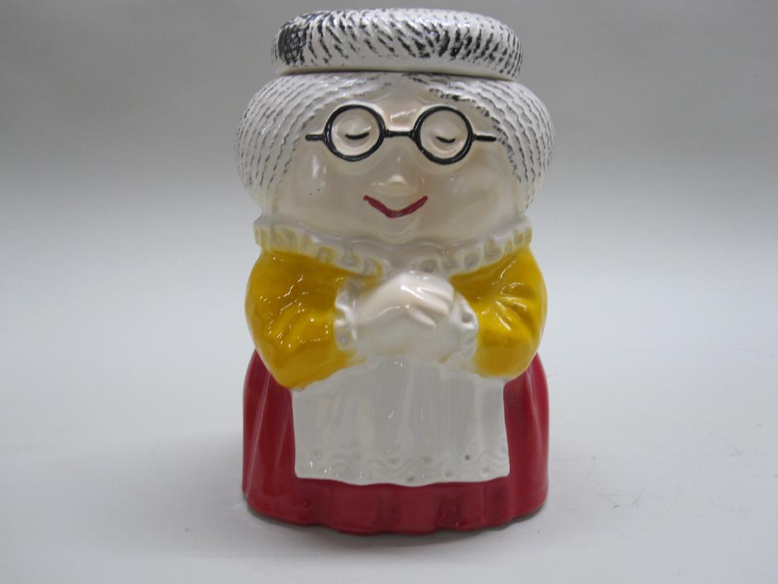 VINTAGE McCOY GRANDMA COOKIE JAR (1 of 4)