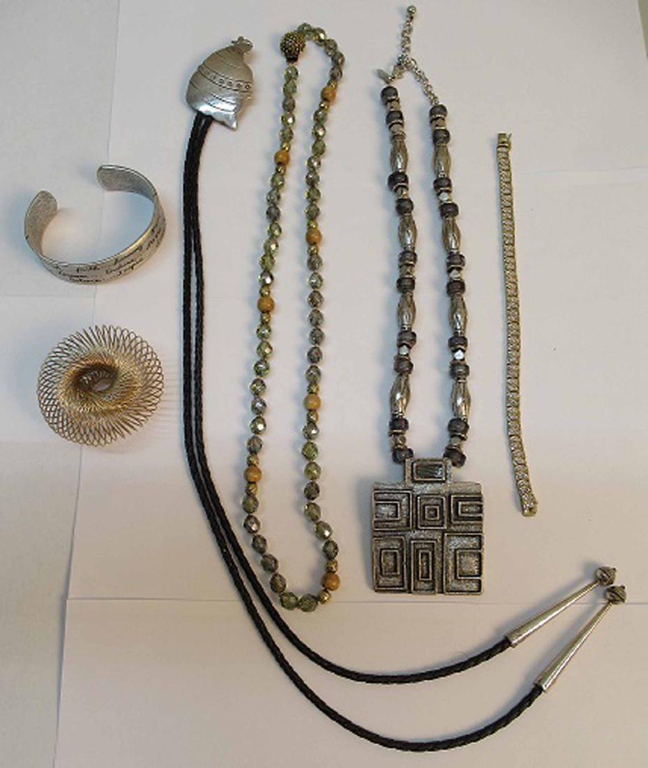 GROUP OF ASSORTED LADIES COSTUME JEWELRY (1 of 10)