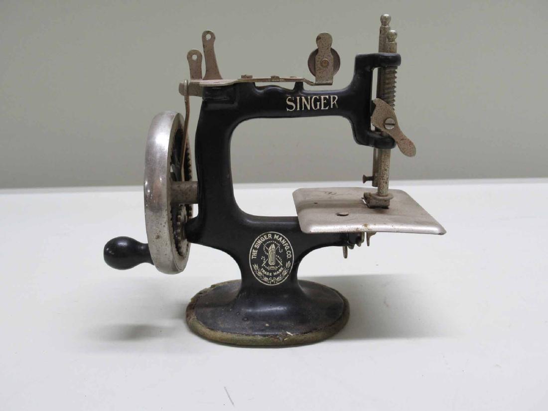 MINIATURE SINGER SEWING MACHINE (1 of 7)