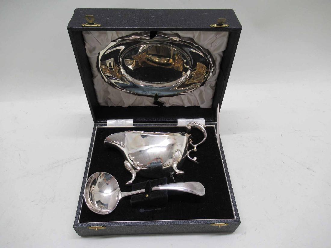 ENGLISH SILVER PLATE GRAVY BOAT AND UNDER TRAY (1 of 4)