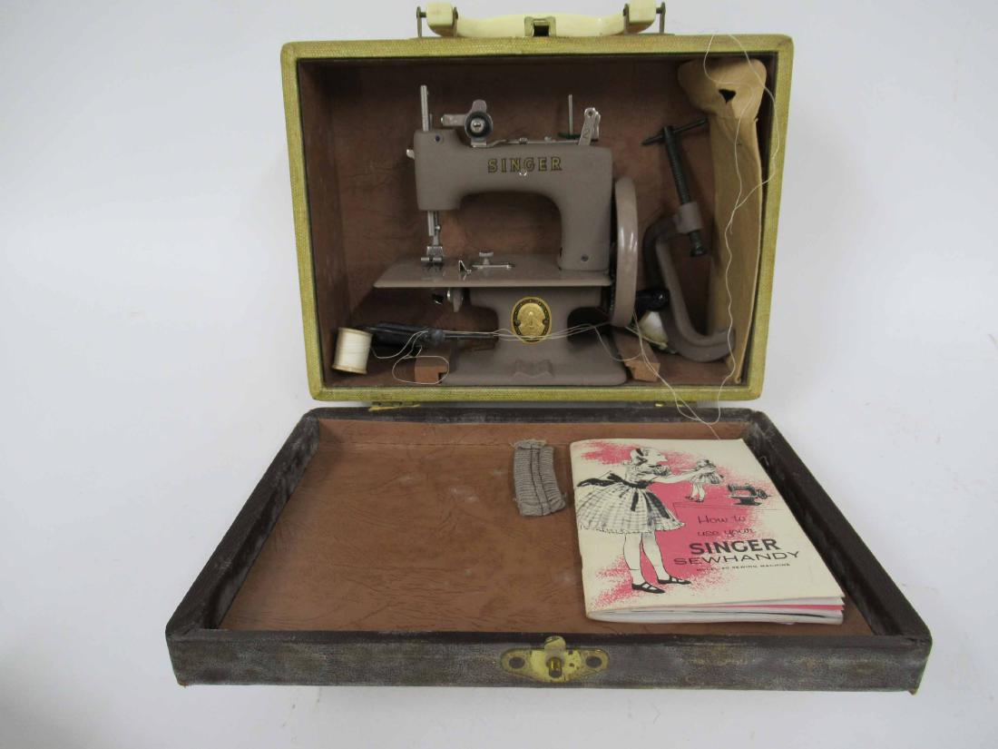 SINGER SEWHANDY MODEL 20 SEWING MACHINE (1 of 4)