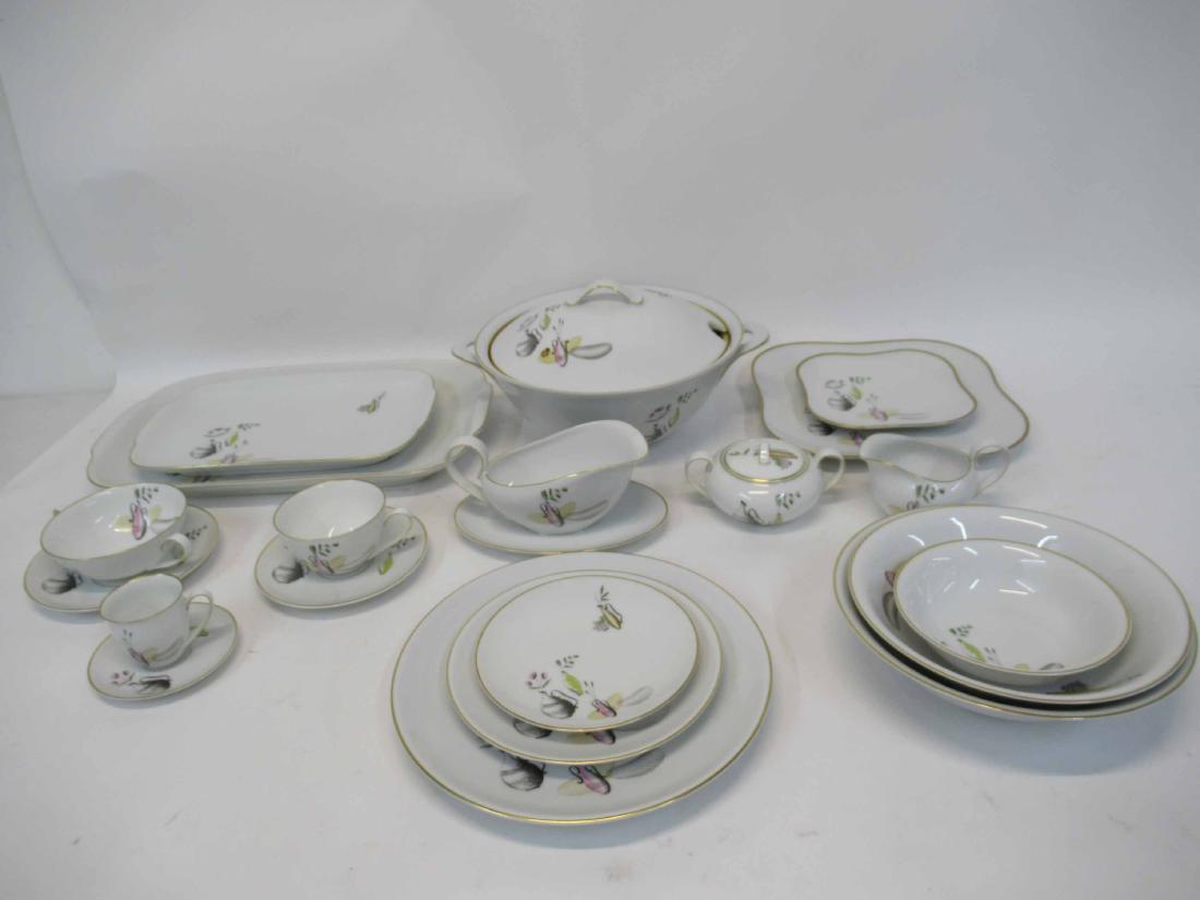 Hutschenreuther Dinnerware: Floral and vessel decoration Grieshammer. 137 pieces.