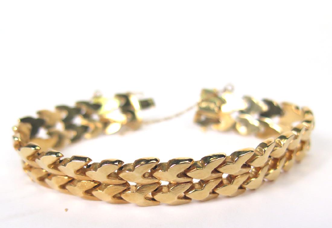 Italian 18K Yellow Gold Link Bracelet: Stylized leaf design with double safety clasp and chain, weight approx. 15.60 dwts, 7-3/4"l.
