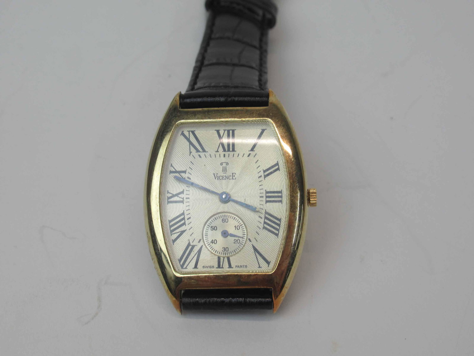 14k Men's Vicence Wrist Watch: Men's Vicence Wrist Watch. Marked on face back 14k, 585 Milor Italy. Used unknown working condition.