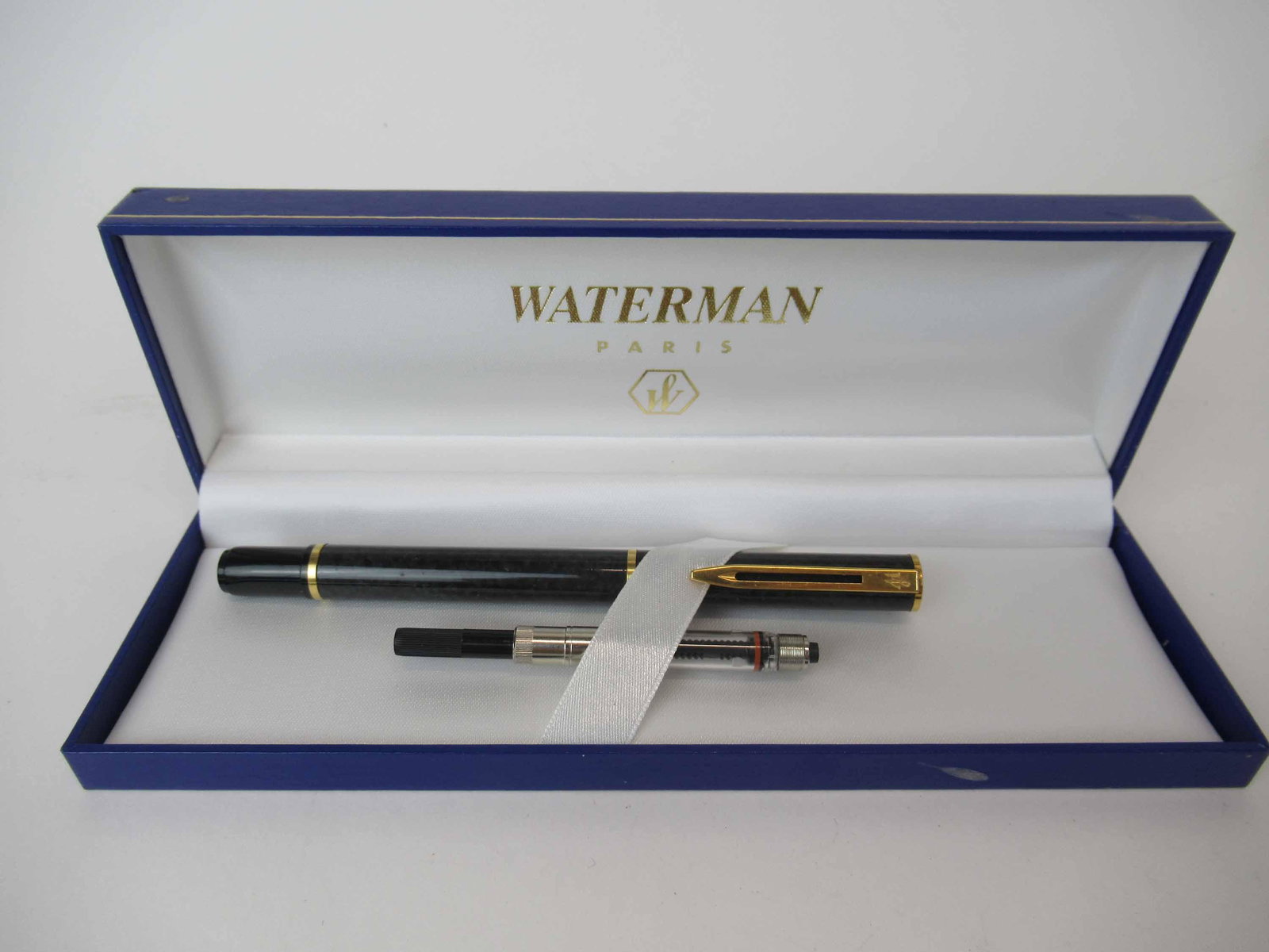Waterman Fountain Pen: Waterman Fountain Pen Black with gold accents together with box and refill cartridge. Used condition. pen size 5 1/4"