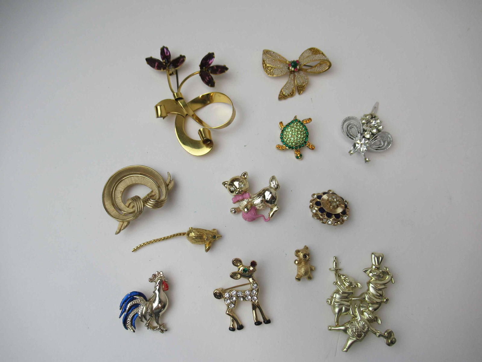 Group of Assorted Costume Jewelry Brooches (1 of 7)