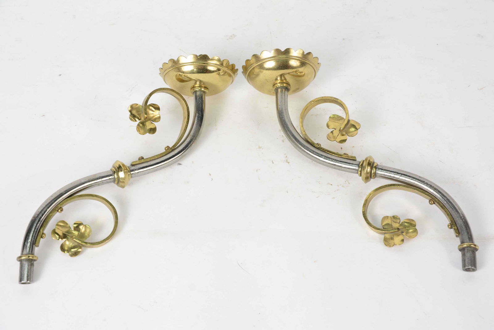 Pair of White and Gilt Metal Wall Sconce Arms (1 of 5)