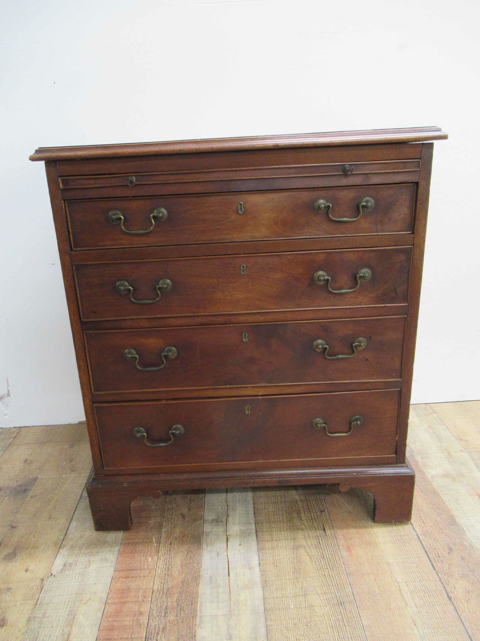 Chippendale Style Mahogany Bachelor's Chest (1 of 10)