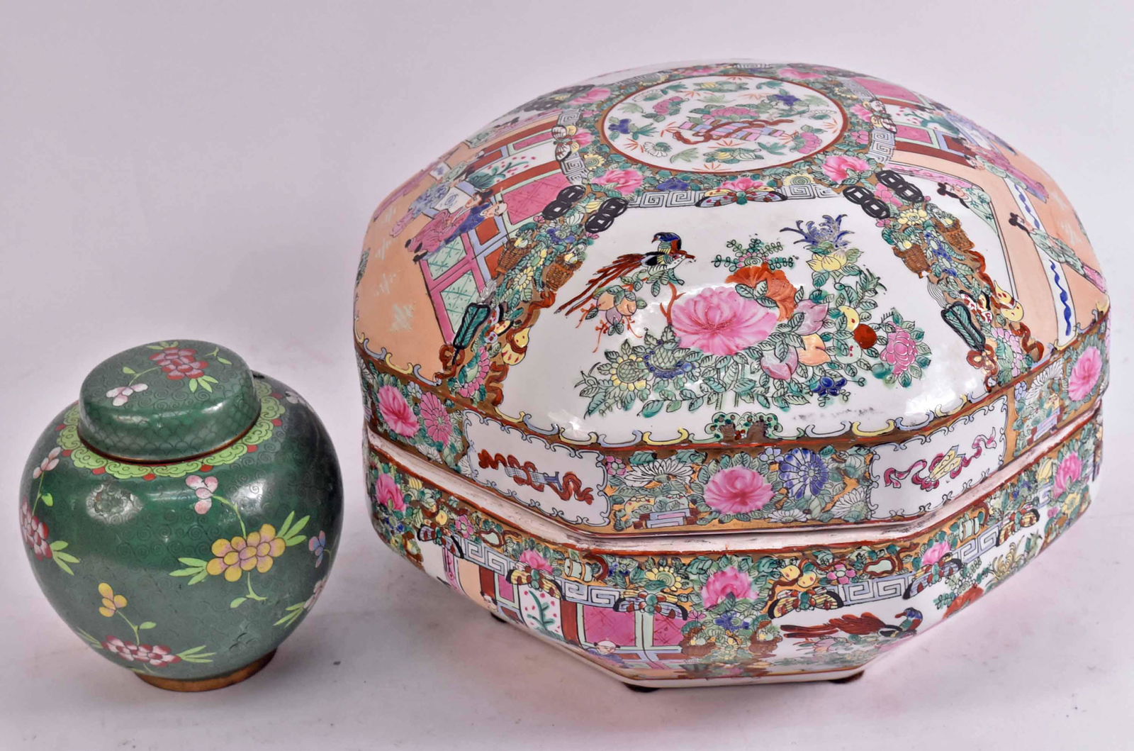 Chinese Rose Medallion Porcelain Covered Box (1 of 4)