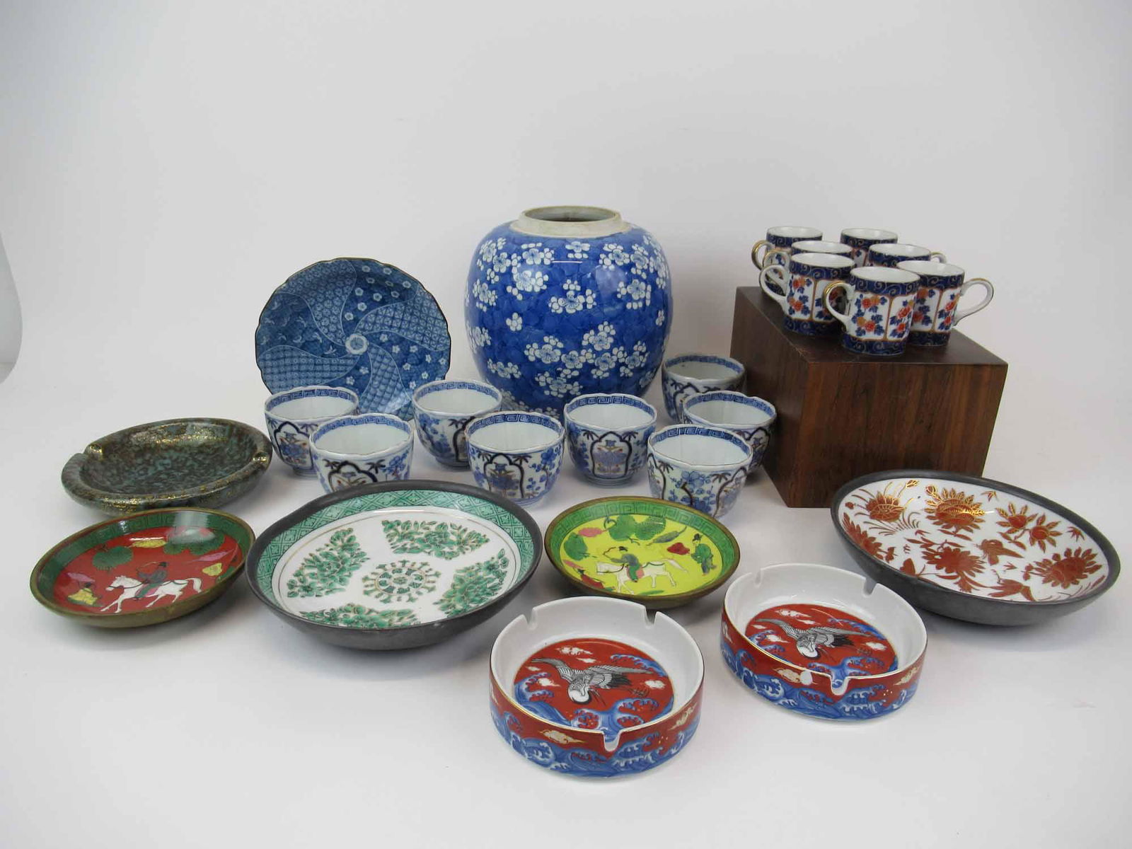 Blue and White Decorated Ginger Jar (1 of 13)