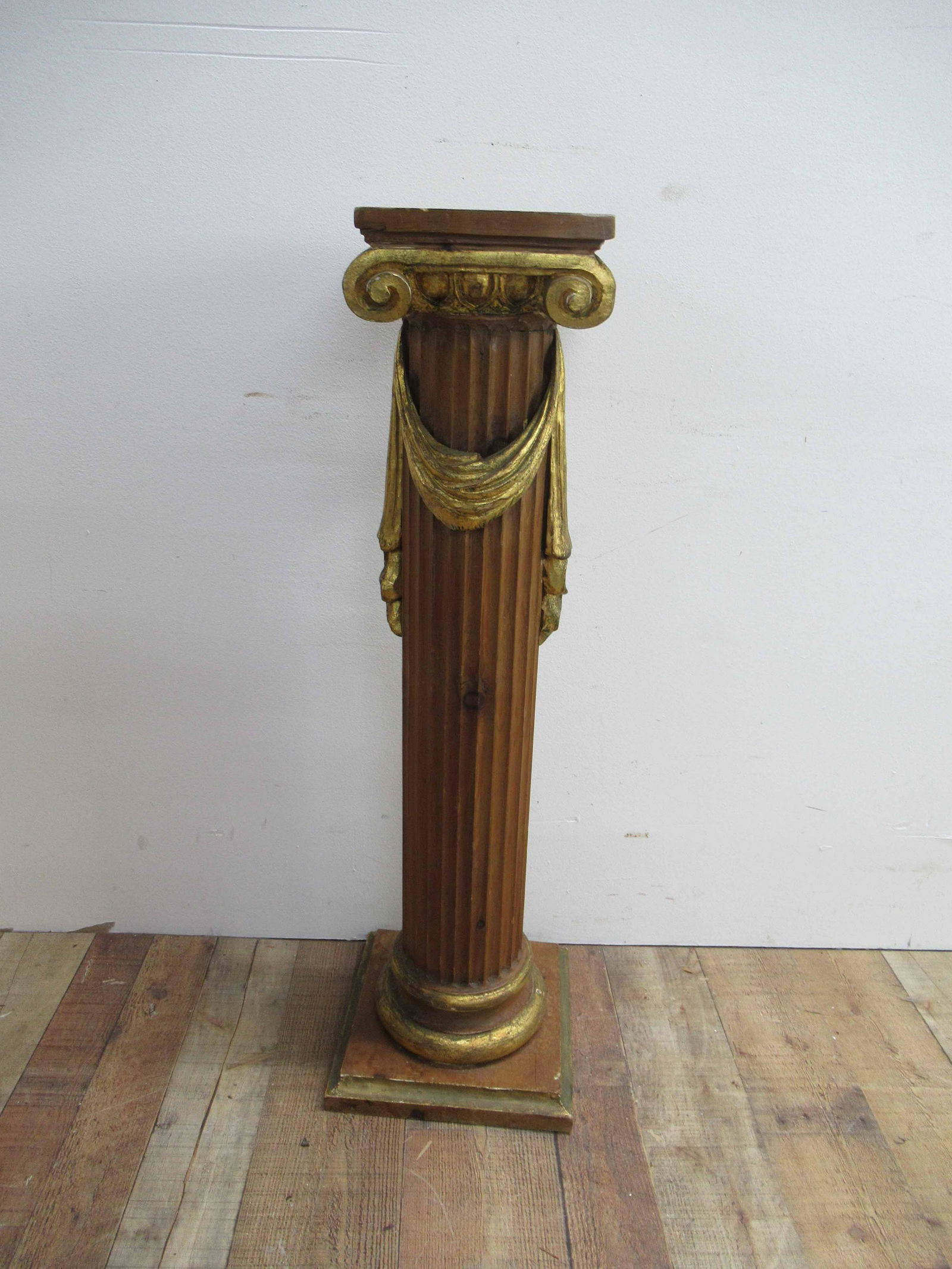 Giltwood Carved Column Form  Pedestal (1 of 5)